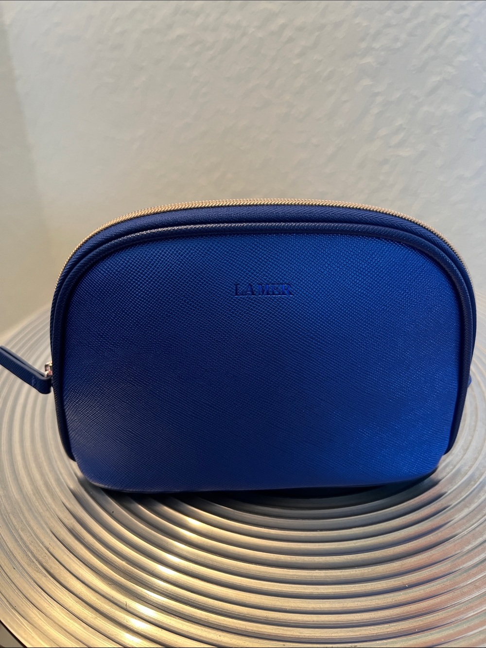 Woman’s LAMER Blue Leather Travel Pouch - Picture 2 of 6